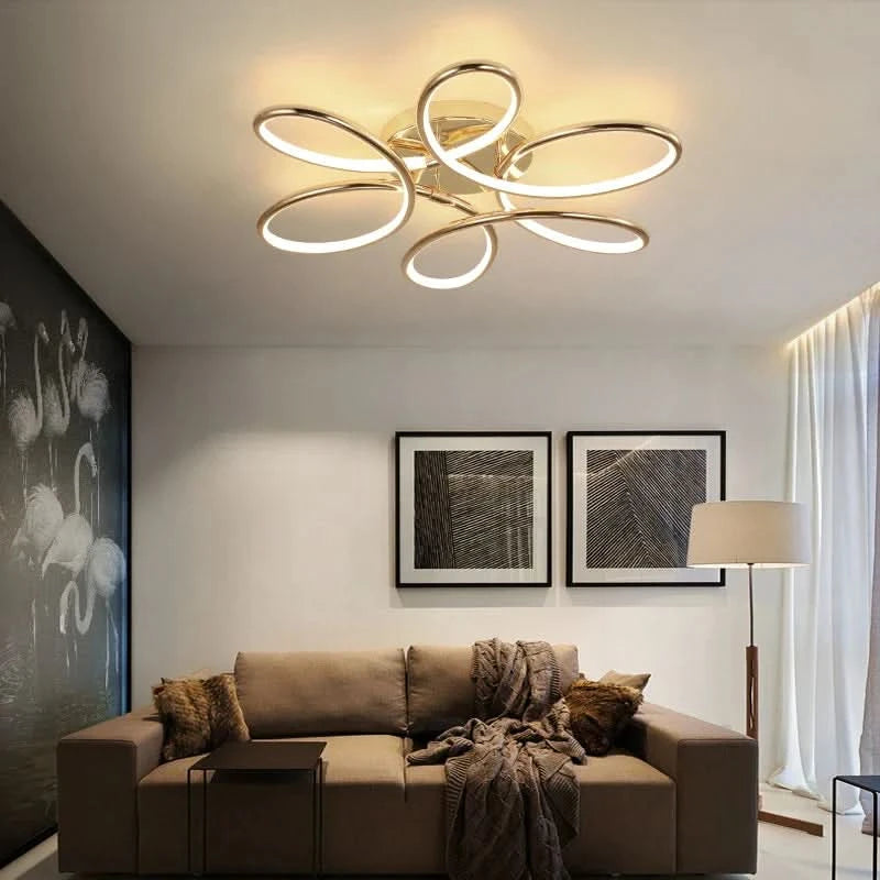 Luminaire doré fixé au plafond au-dessus d'un canapé beige dans un séjour