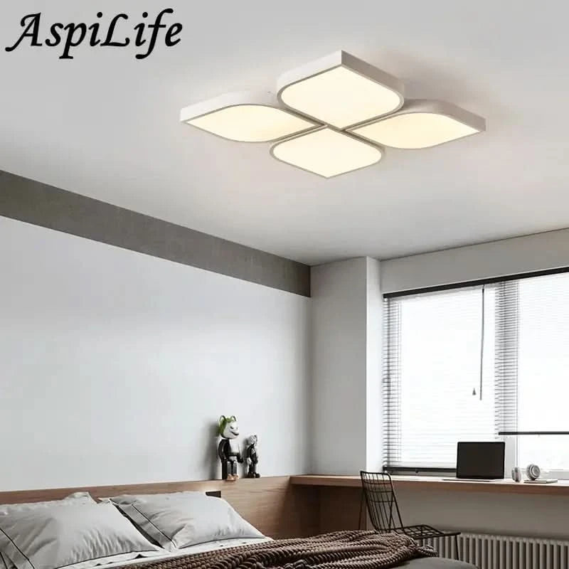 Luminaire à quatre pétales losangés au plafond, chambre à lit en bois, lumière douce