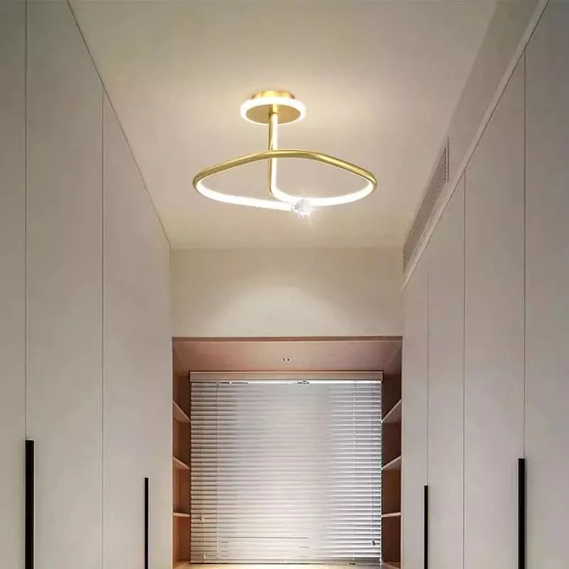 Modèle doré éclairé au plafond d'un dressing aux portes blanches