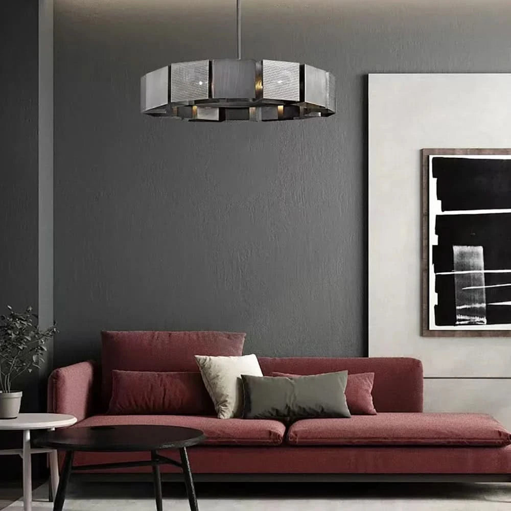 Canapé rouge brique, suspension ronde noire translucide, mur anthracite, tableau noir et blanc