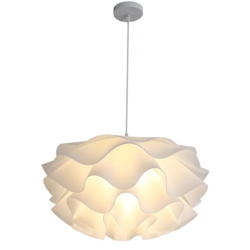 Produit isolé sur fond blanc, abat-jour fleur, câble fin et rosace de plafond