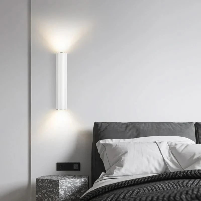 Version blanche fixée au mur au-dessus d'une table de chevet en béton
