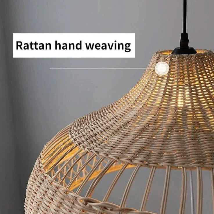 Détail du tissage main en rotin, gros plan sur la calotte et l'ampoule allumée.