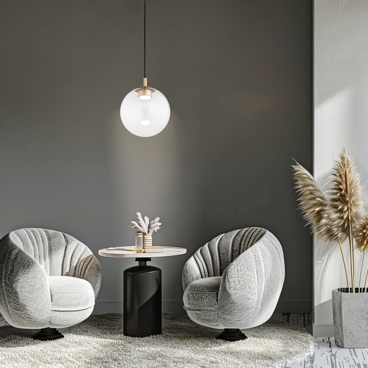 Mise en ambiance avec la suspension allumée au-dessus d'un coin salon et fauteuils.