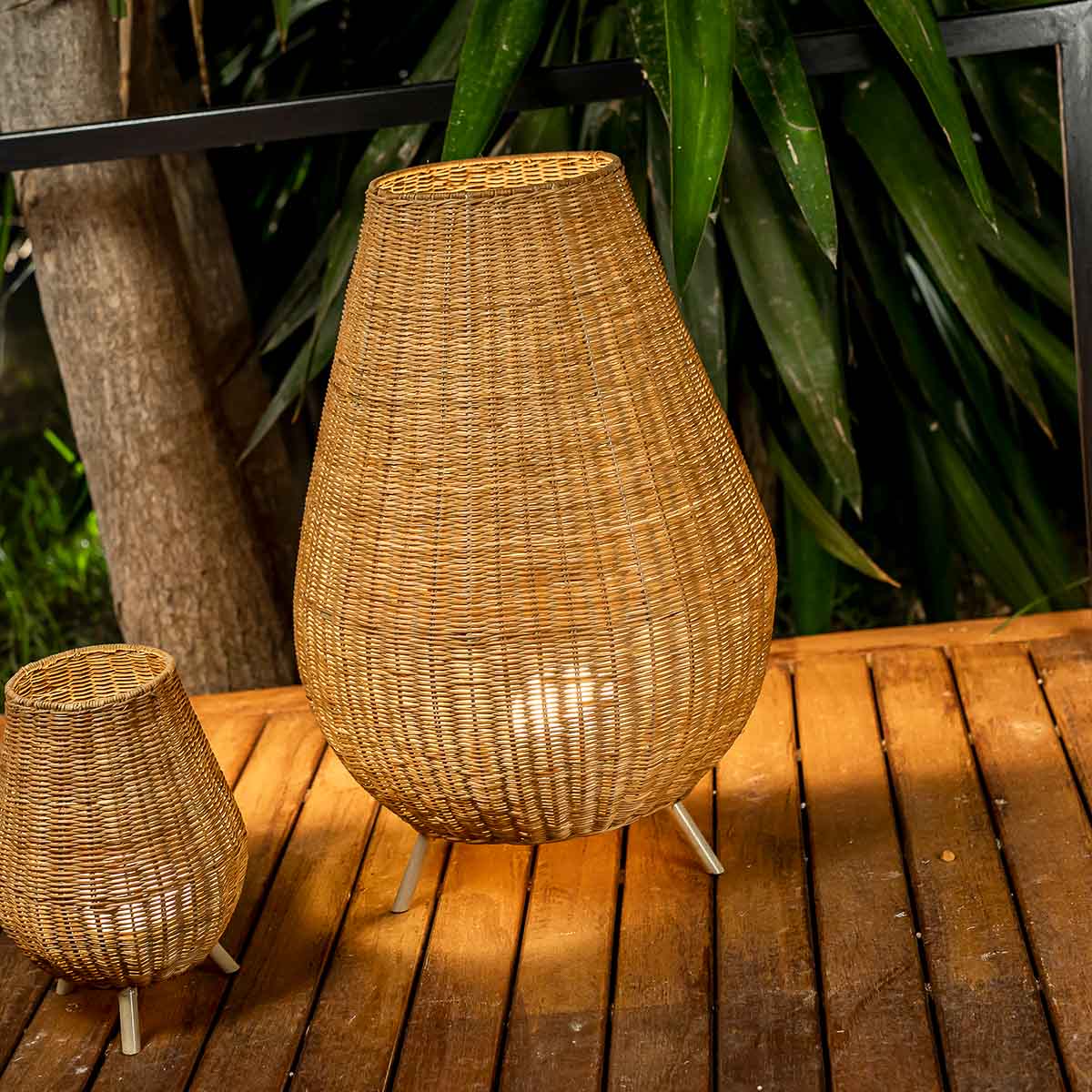 Vue rapprochée de la grande lampe tressée posée sur une table