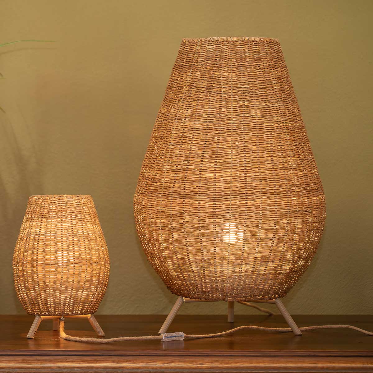 Deux tailles du luminaire côte à côte sur une commode en bois