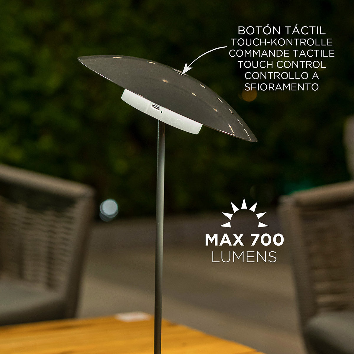 Vue rapprochée de la version anthracite, bouton tactile et mention 700 lumens