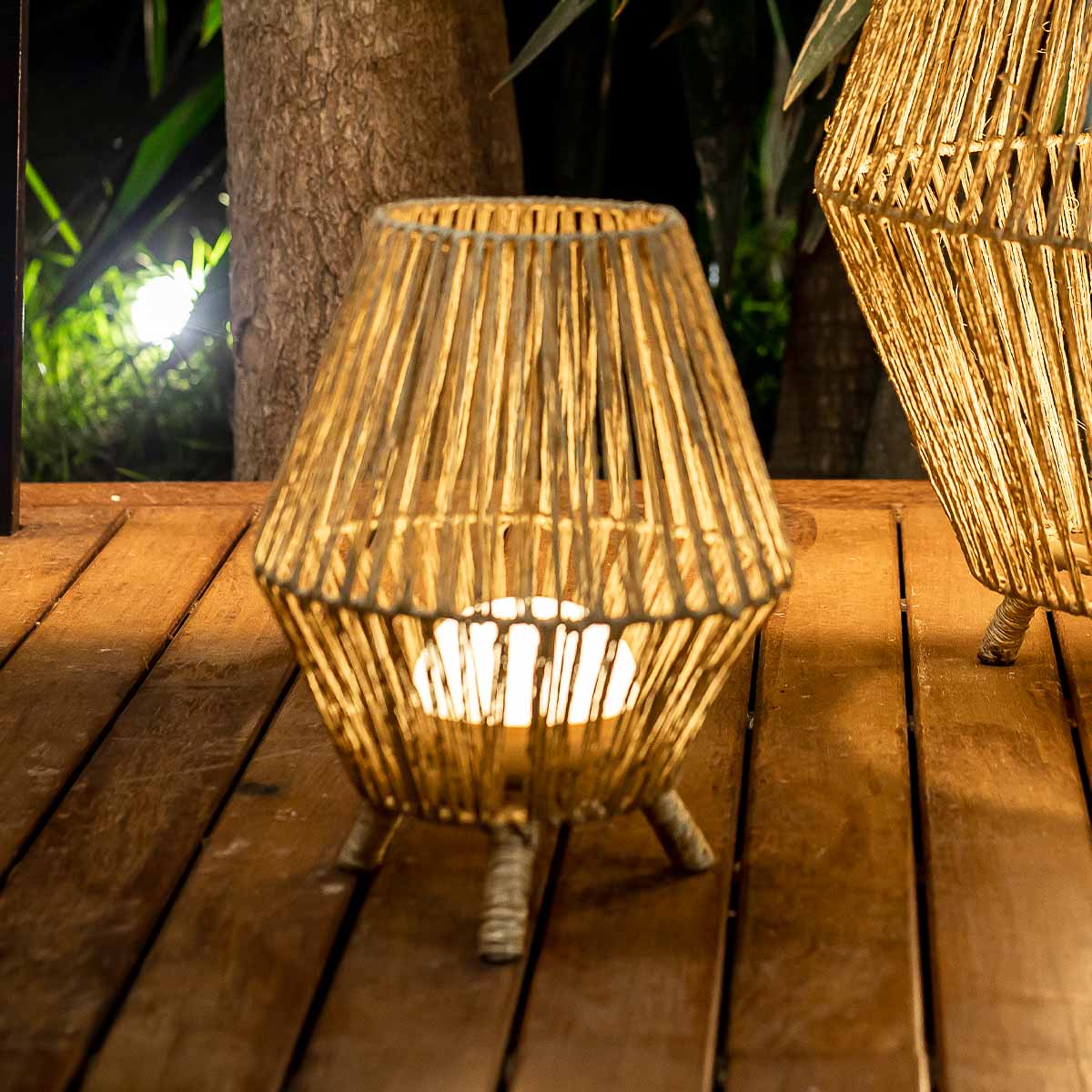 Détail de la structure tressée et d'un pied de la lampe allumée
