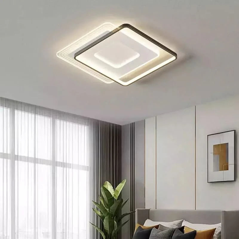 Version carrée du plafonnier installée dans une chambre à coucher claire