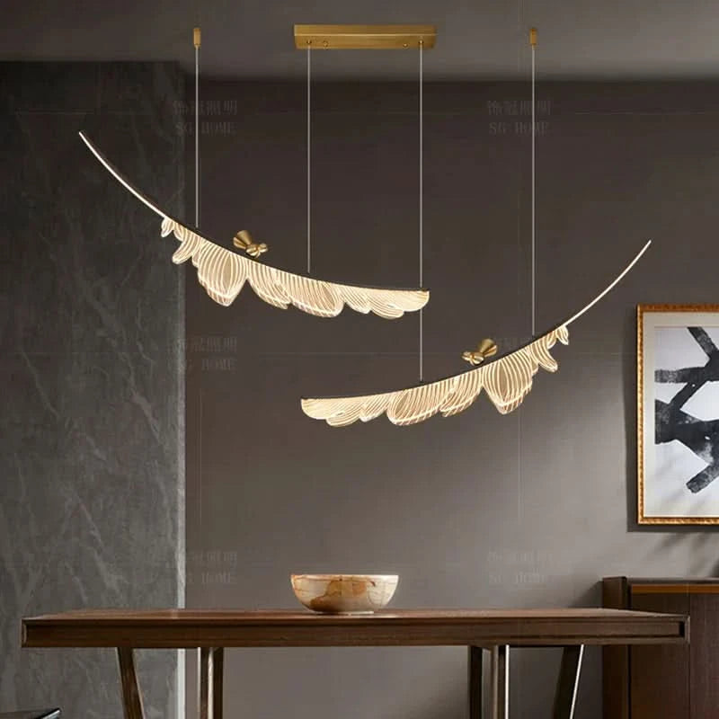 Deux luminaires suspendus au-dessus d'une table en bois avec un bol décoratif.