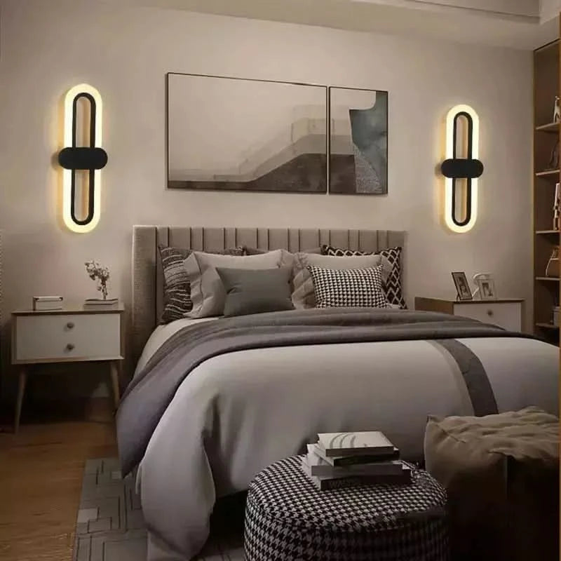 Deux appliques ovales verticales encadrant la tête de lit et une grande toile