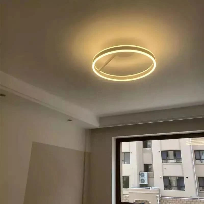 Vue réelle du plafonnier installé au plafond près d'une fenêtre d'appartement