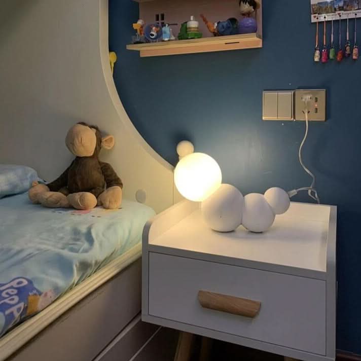 Mise en ambiance sur table de chevet d'enfant, mur bleu et peluche