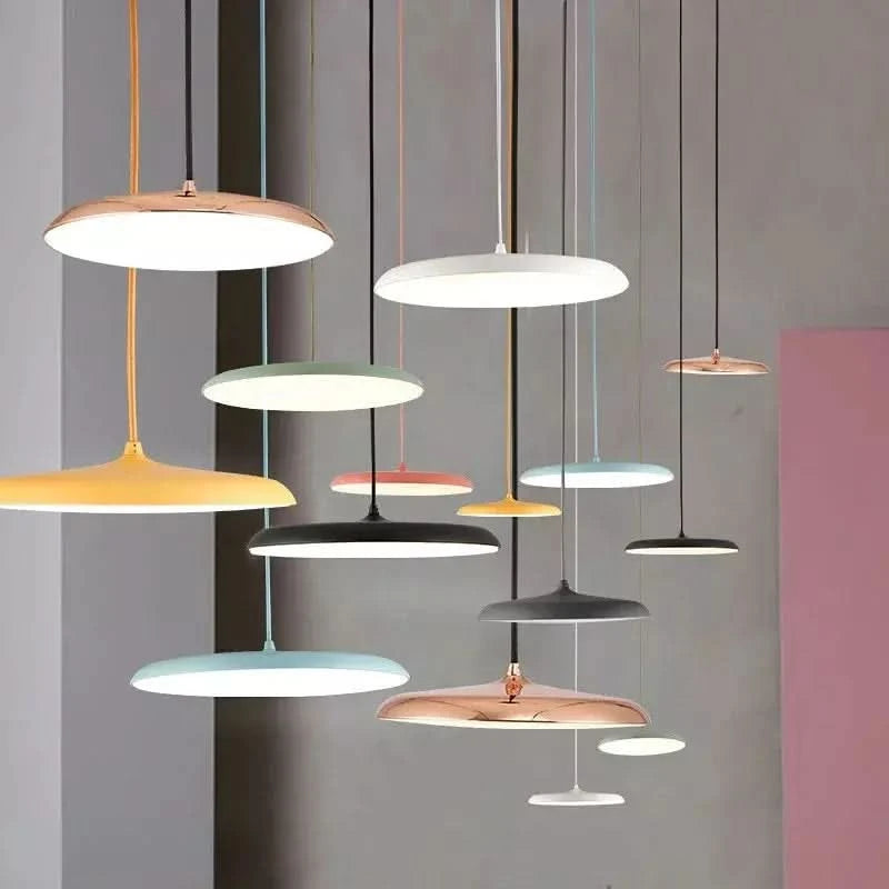 Collection de suspensions multicolores suspendues à différentes hauteurs.