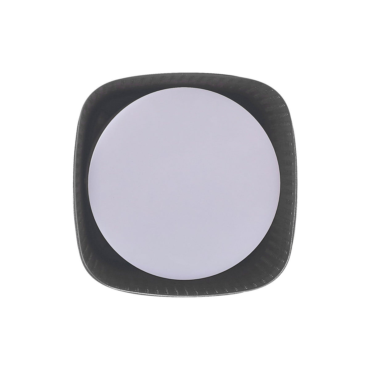 Vue de dessous du luminaire, diffuseur blanc circulaire et bord perforé noir.