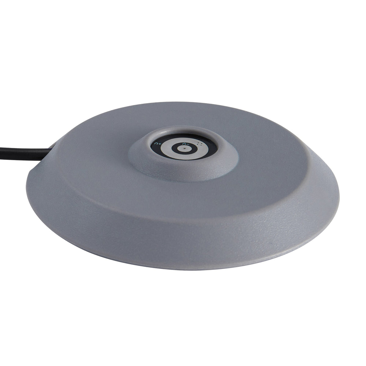 Détail du socle gris avec câble noir et interrupteur central plus marquages tactiles.