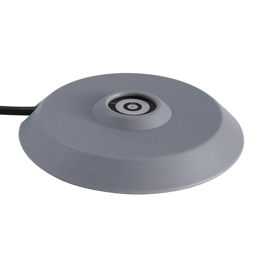 Détail du socle gris avec câble noir et interrupteur central plus marquages tactiles.