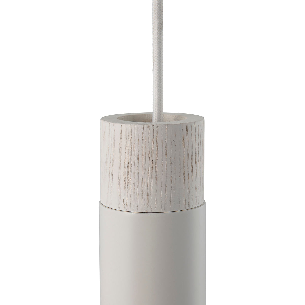 Détail du haut en bois blanchi et du câble textile tressé blanc