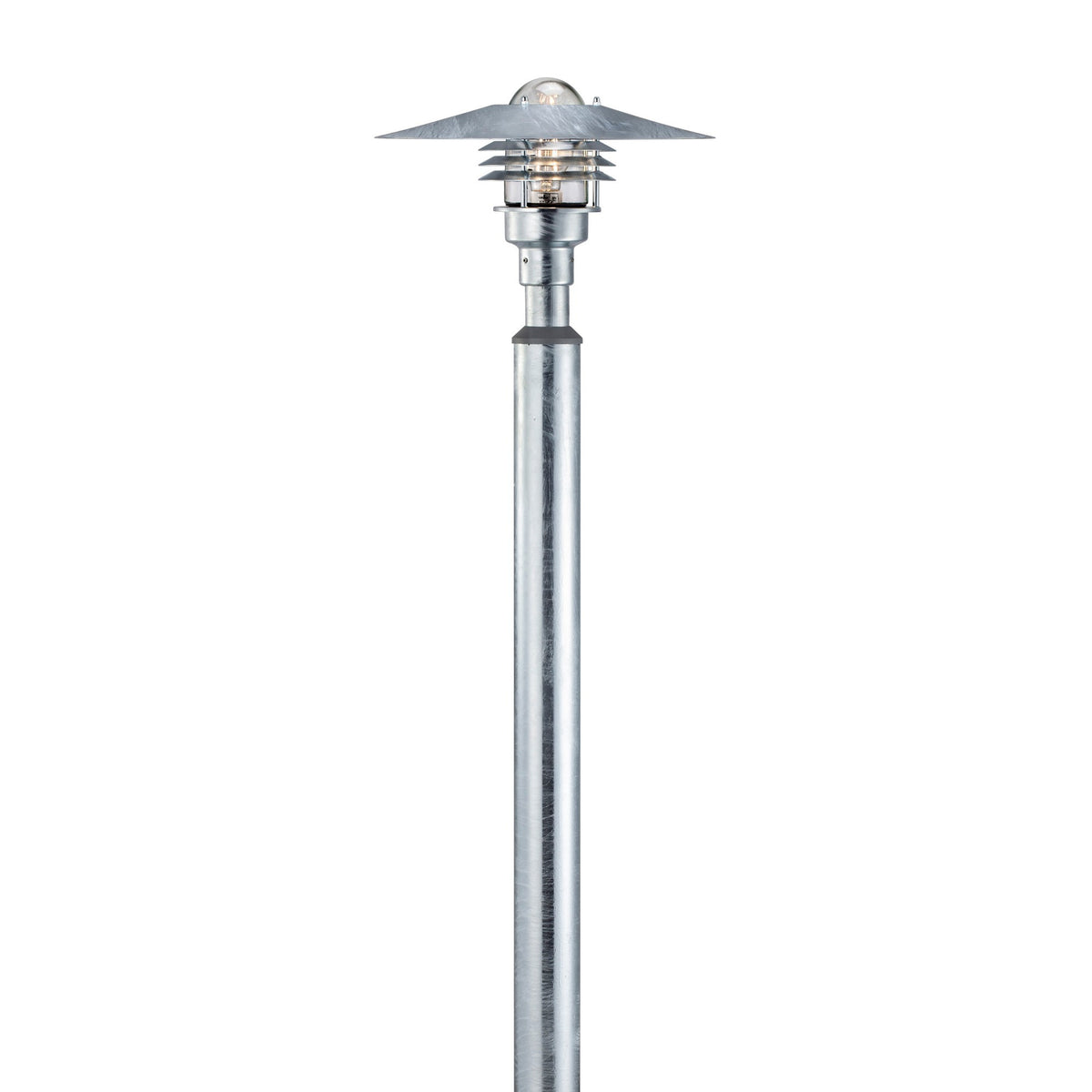 Gros plan sur la tête et le verre strié du luminaire extérieur.