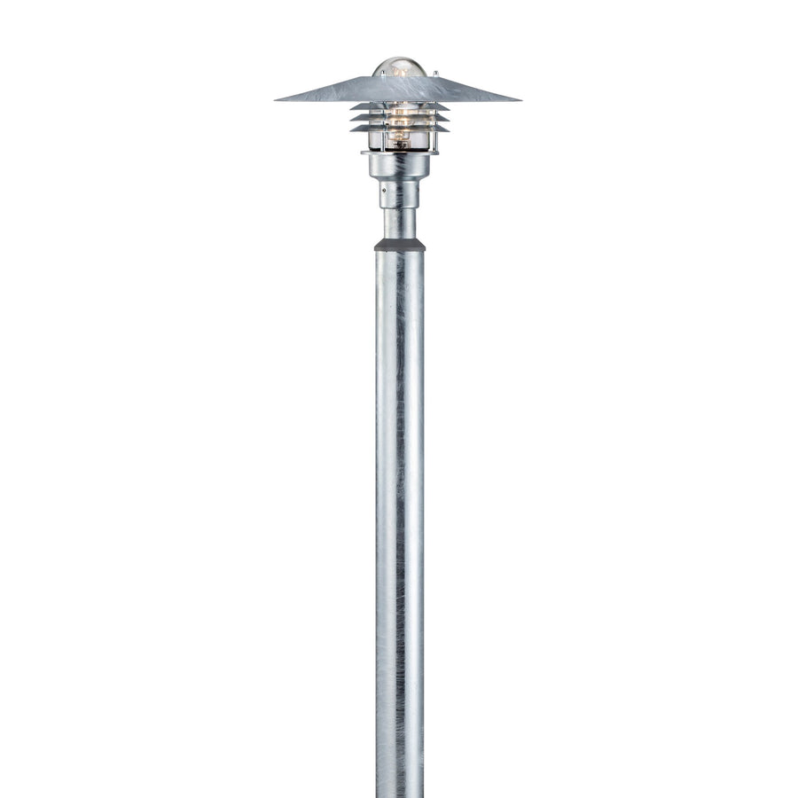 Gros plan sur la tête et le verre strié du luminaire extérieur.