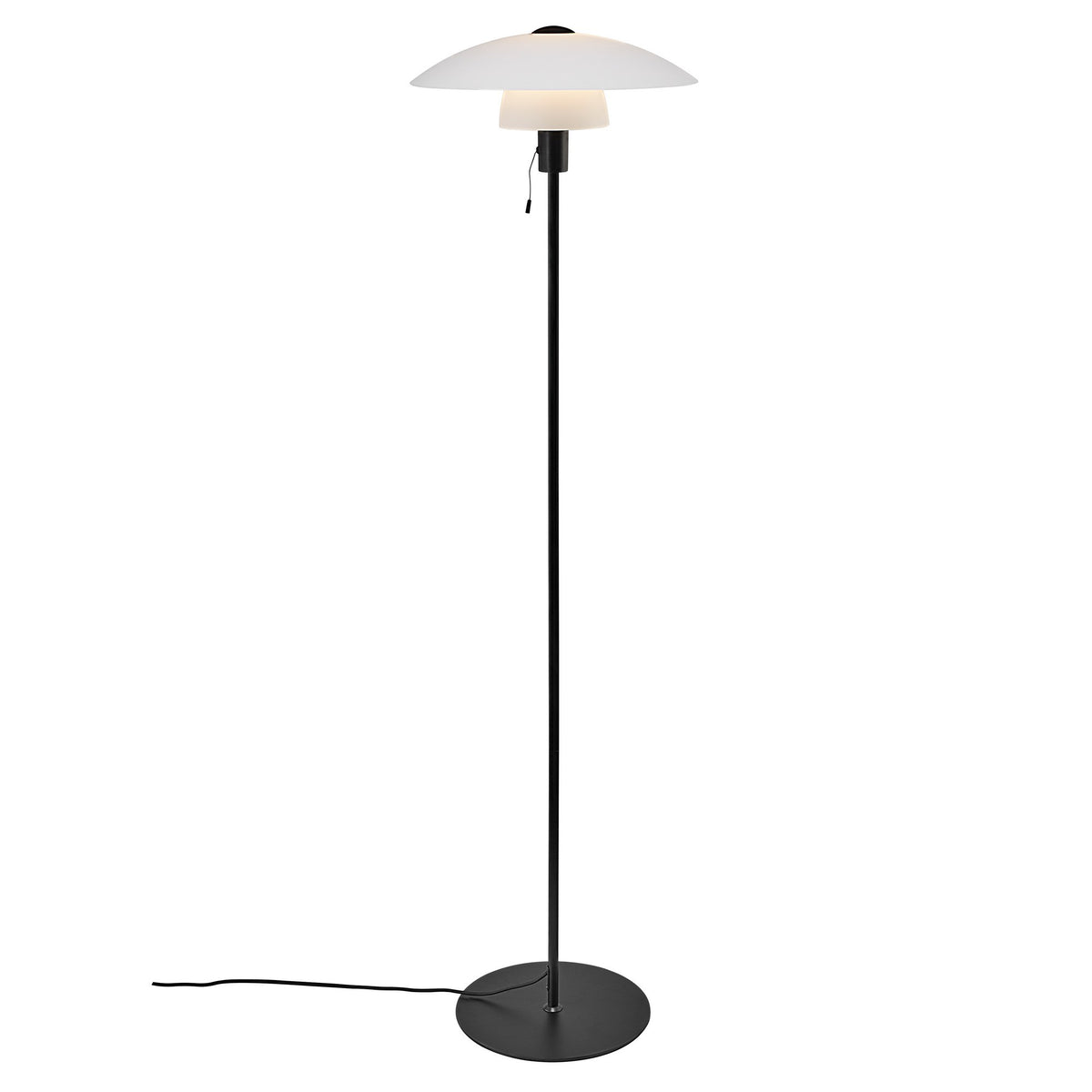Vue de trois quarts du lampadaire, mettant en valeur la tige fine noire