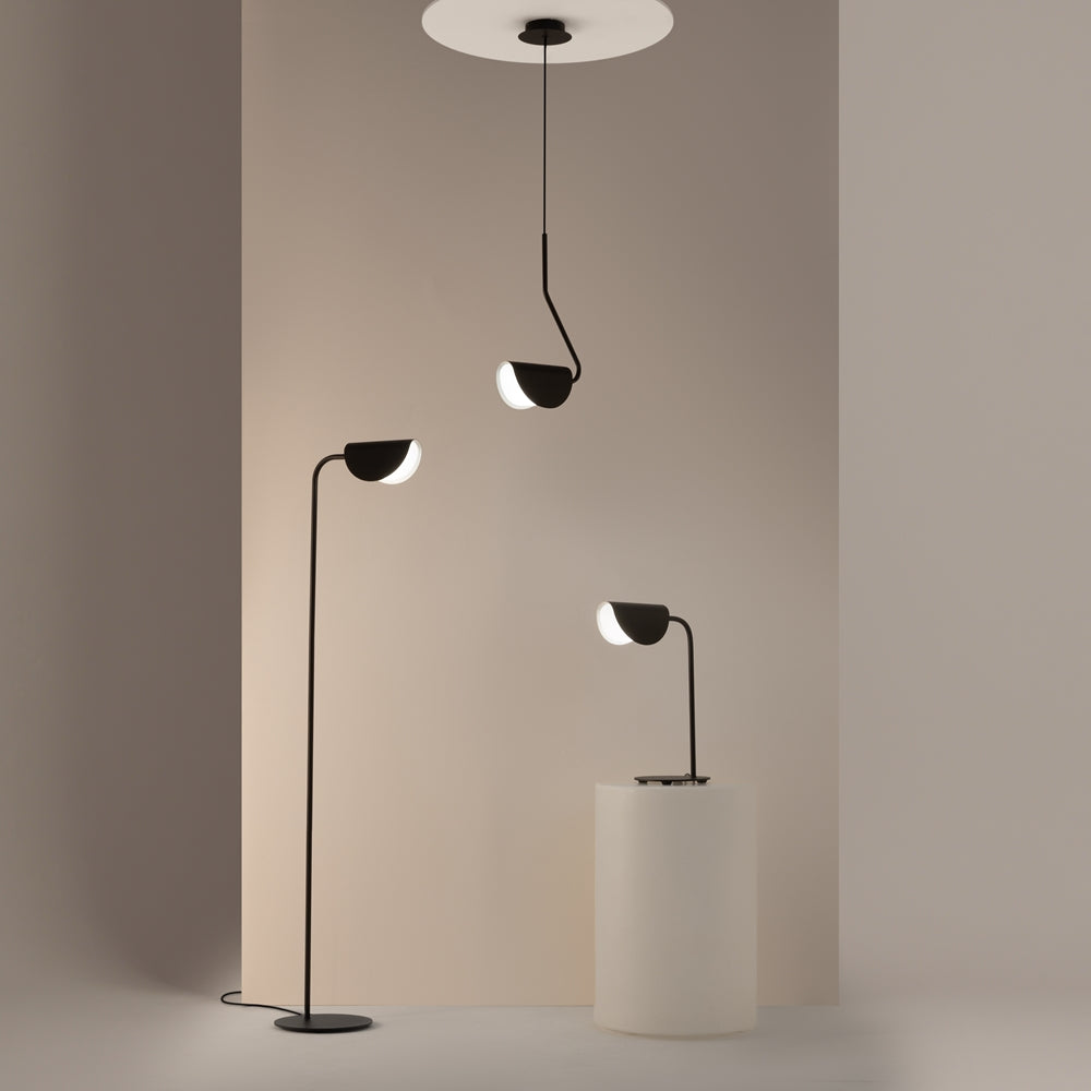 Trois variantes du luminaire dans un décor : suspension, à poser et sur pied.