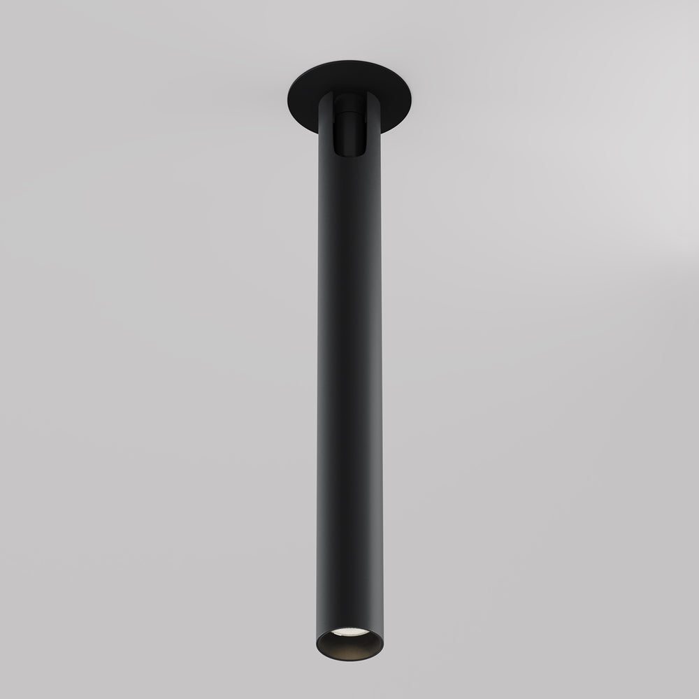 Spot cylindrique noir fixé au plafond, orienté verticalement vers le bas sur fond gris