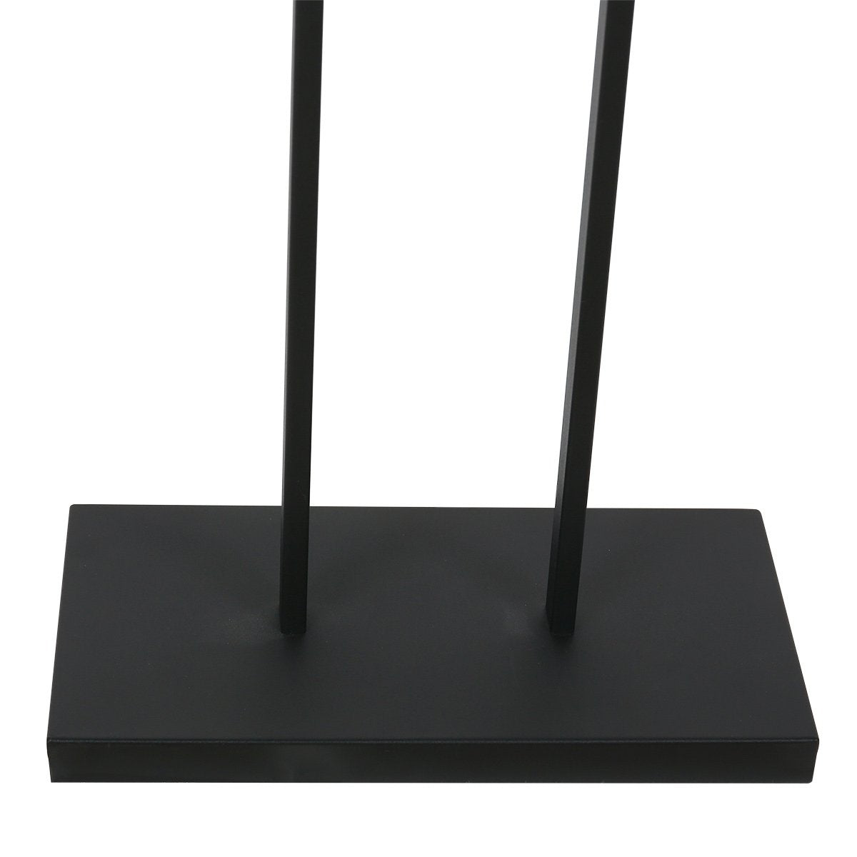 Gros plan sur la base rectangulaire noire et les deux tiges fines verticales
