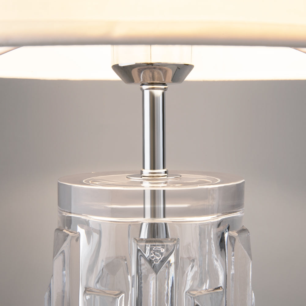 Détail du support métallique reliant l'abat-jour au socle en verre
