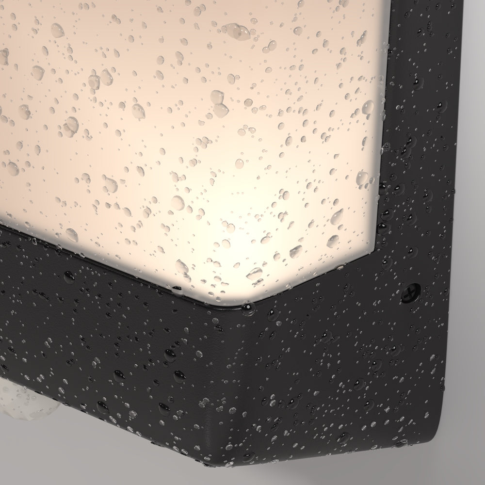 Détail de gouttes d'eau sur la coque noire et le diffuseur blanc allumé