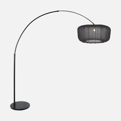 Bogenlampe mit plissiertem Stoffschirm, Wohnzimmer | Voilà