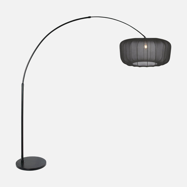 Bogenlampe mit plissiertem Stoffschirm, Wohnzimmer | Voilà