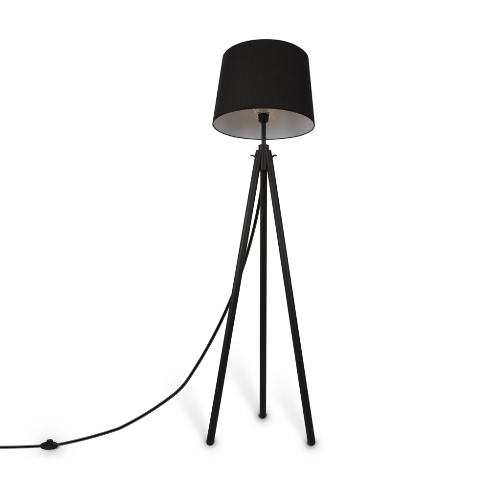 Vue en contre-plongée du lampadaire noir avec son câble au sol