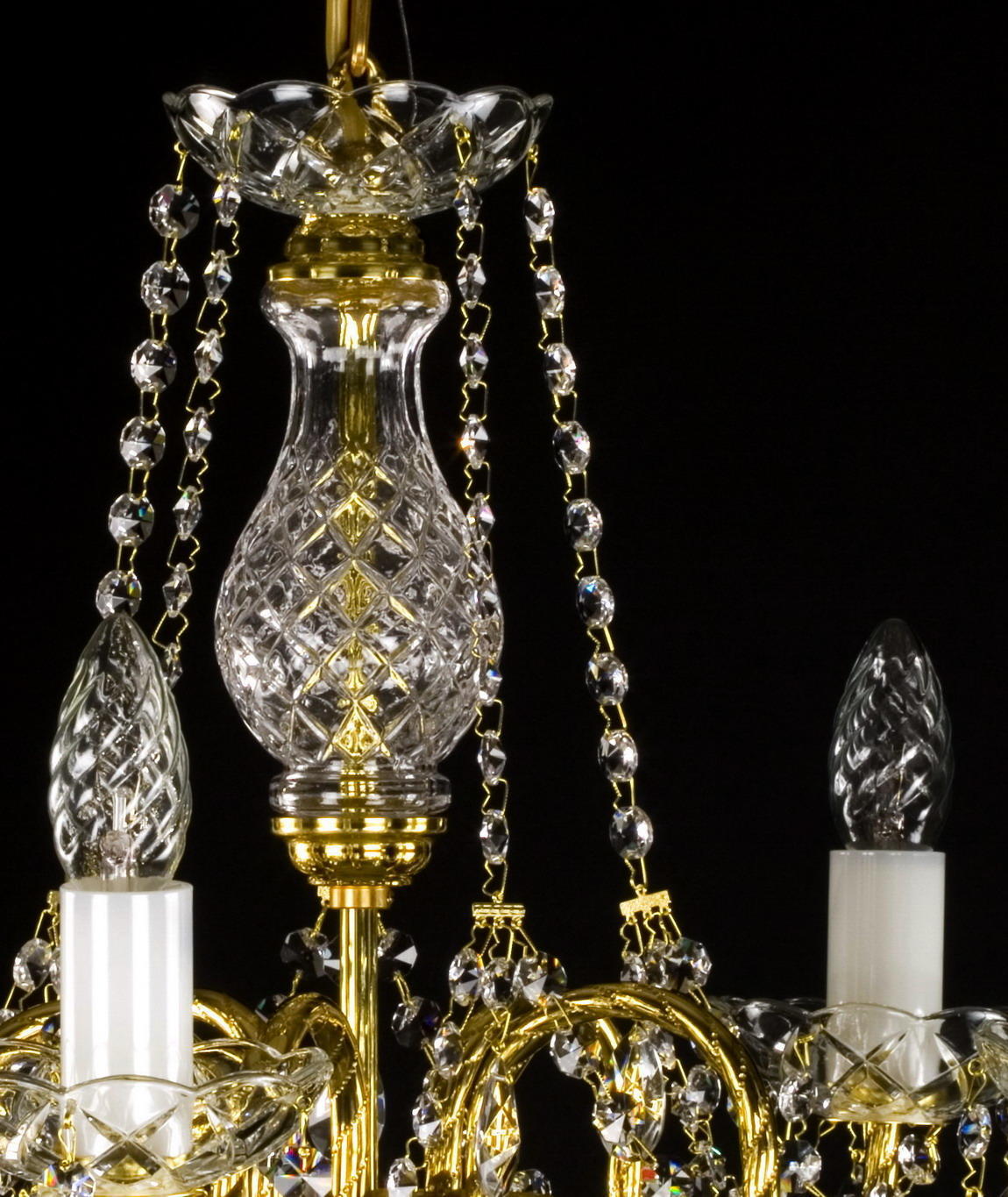 Détail du corps central en verre taillé et des chaînes de cristal.