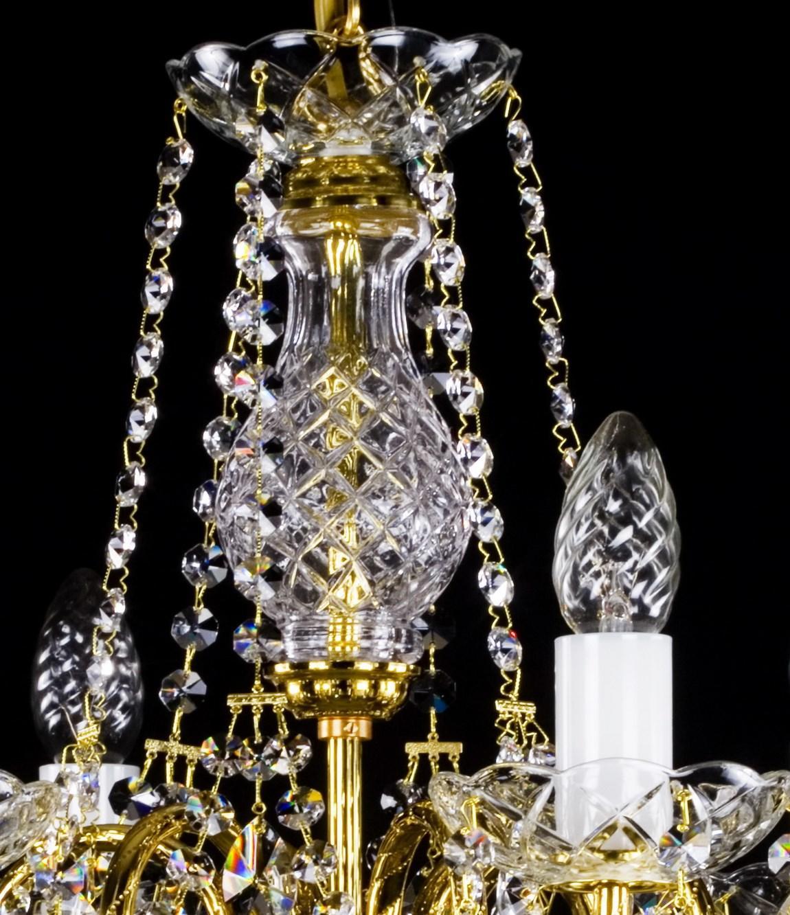 Gros plan du fût central en cristal taillé et de ses chaînettes de perles