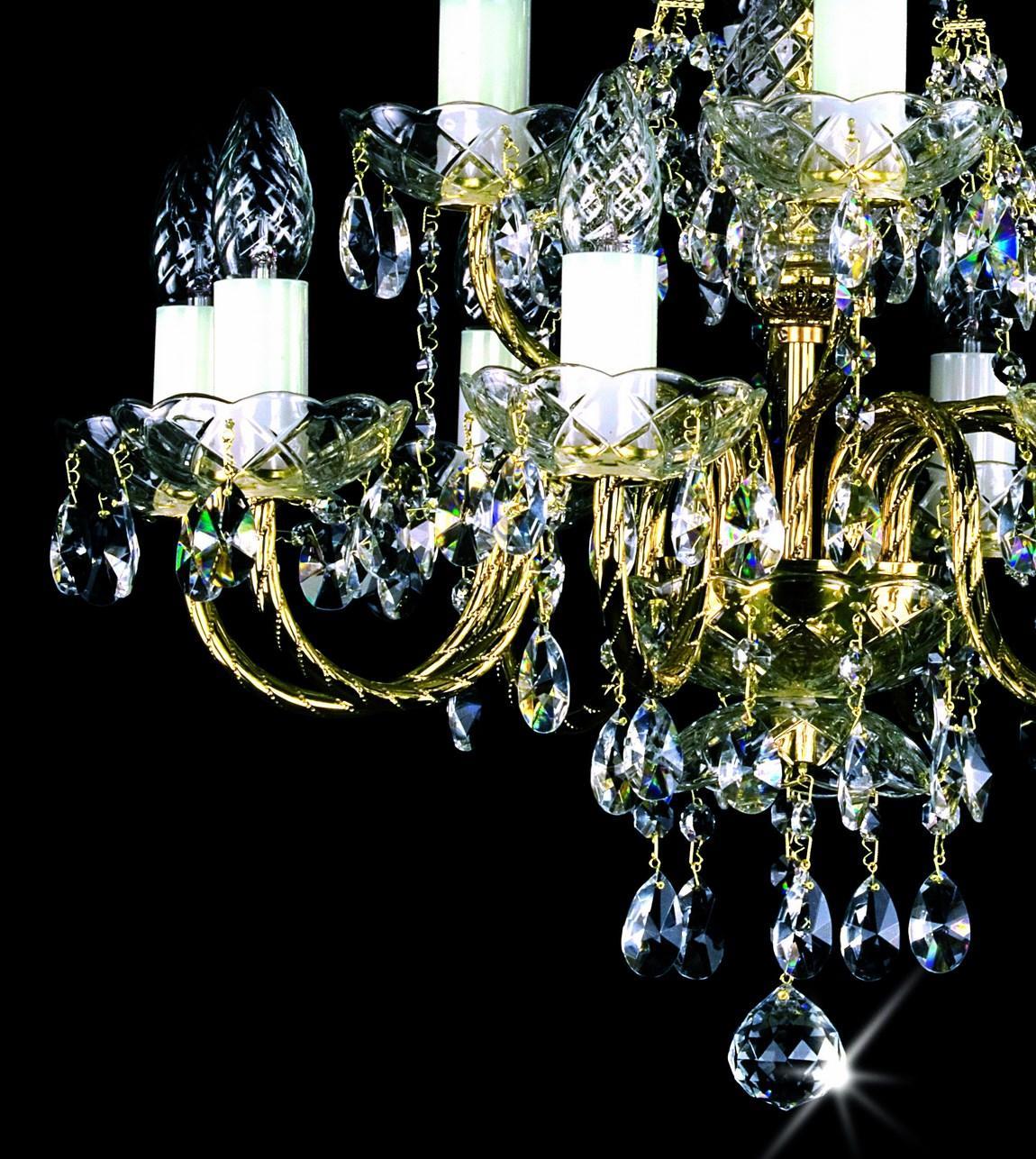 Détail des bras dorés, coupelles festonnées et gouttes de cristal facetté multicolore