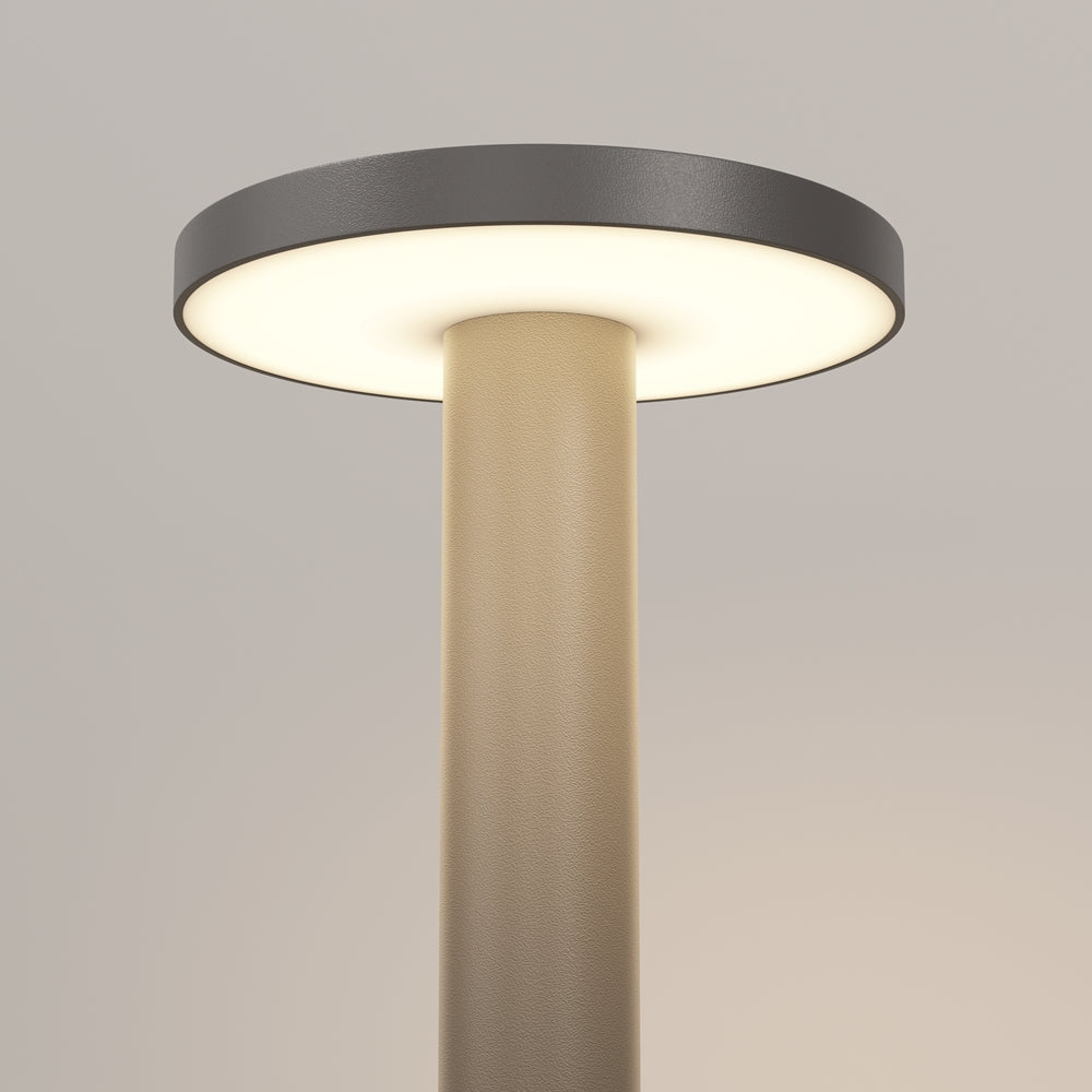 Vue rapprochée du dessous du plateau éclairé et du fût beige texturé