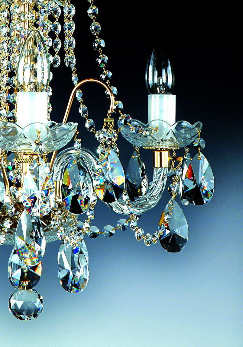 Détail des bobèches ciselées, chaînettes de perles et gouttes de cristal