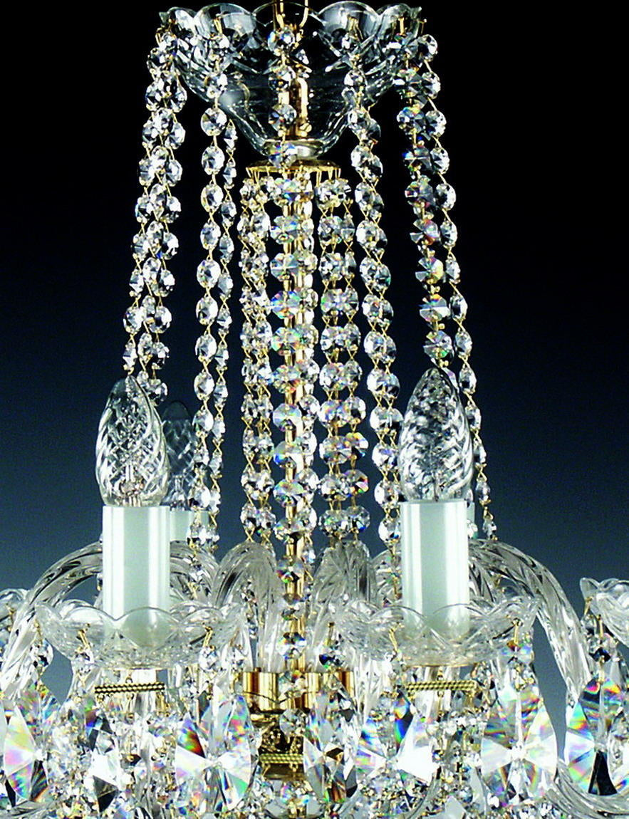 Gros plan sur la colonne centrale, les chaînes de cristal et douilles bougies.