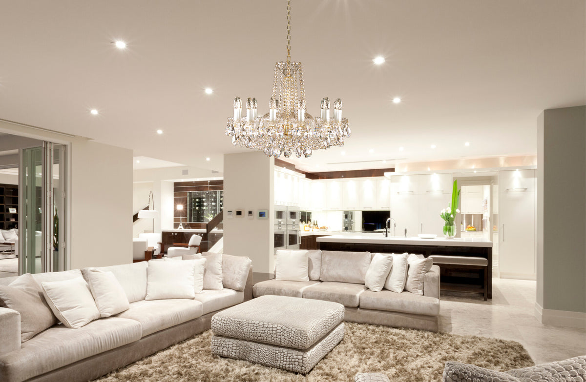 Mise en ambiance dans un salon moderne blanc, lustre suspendu au plafond.
