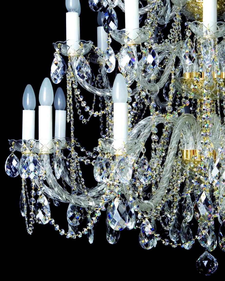 Détail des bras, pendentifs taillés et guirlandes de cristal scintillant