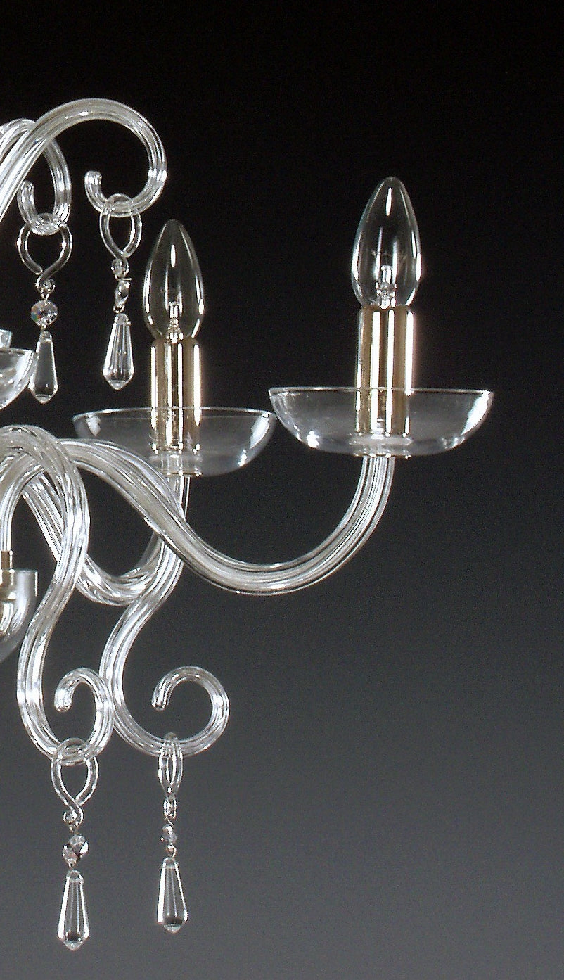 Détail des bobèches et des ampoules allumées, reflets sur le verre transparent.