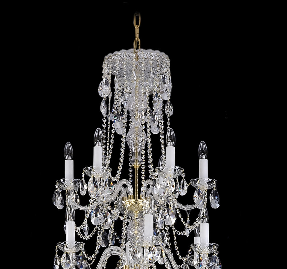 Détail du sommet avec chaîne dorée, colonne centrale et grappes de cristal
