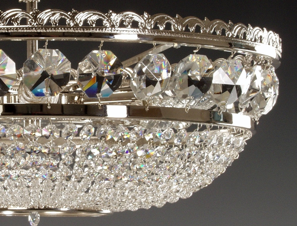 Détail de la couronne métallique ajourée et des gros cristaux taillés