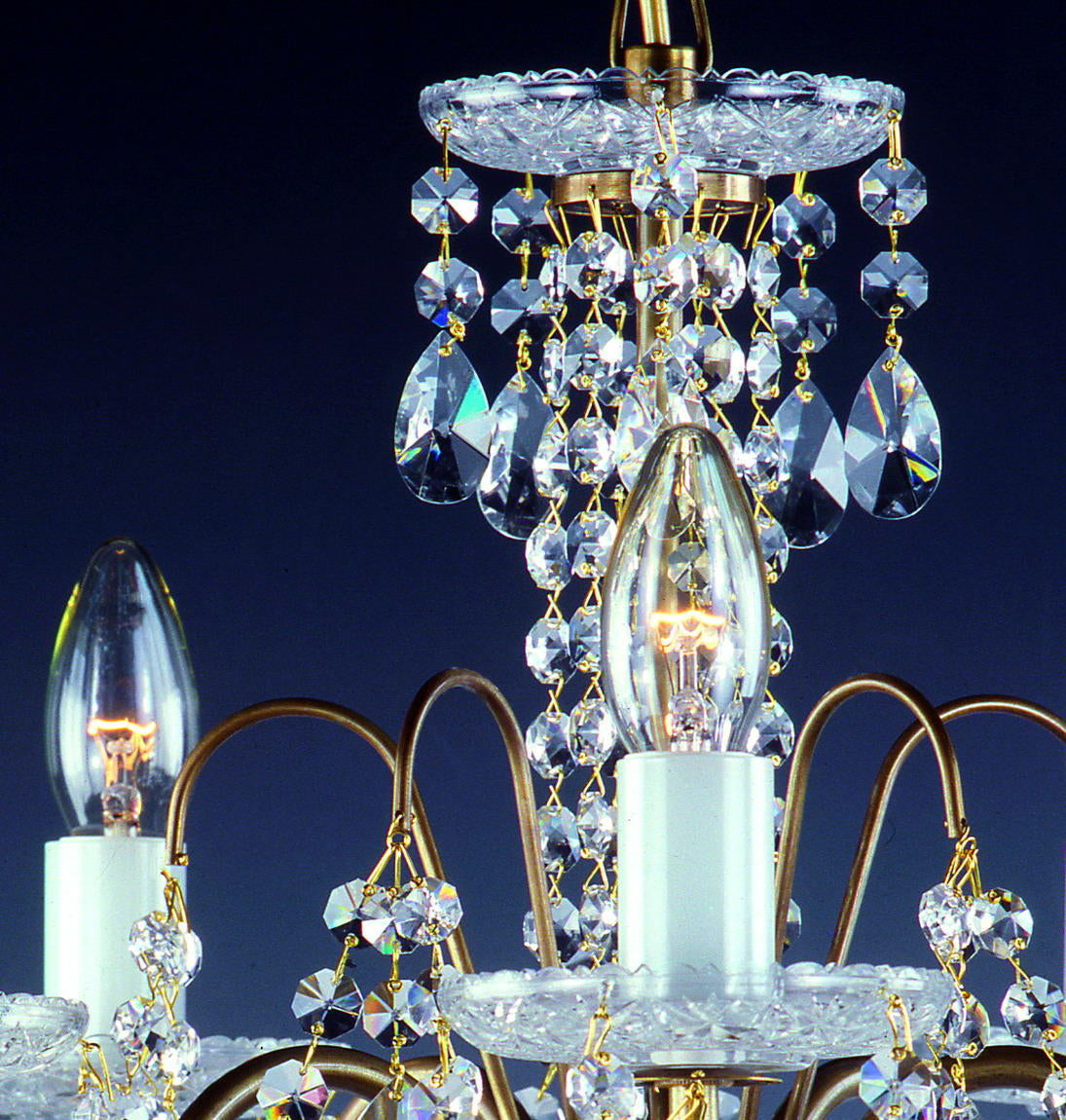 Détail du sommet et de la colonne centrale couverts de chaînes en cristal.
