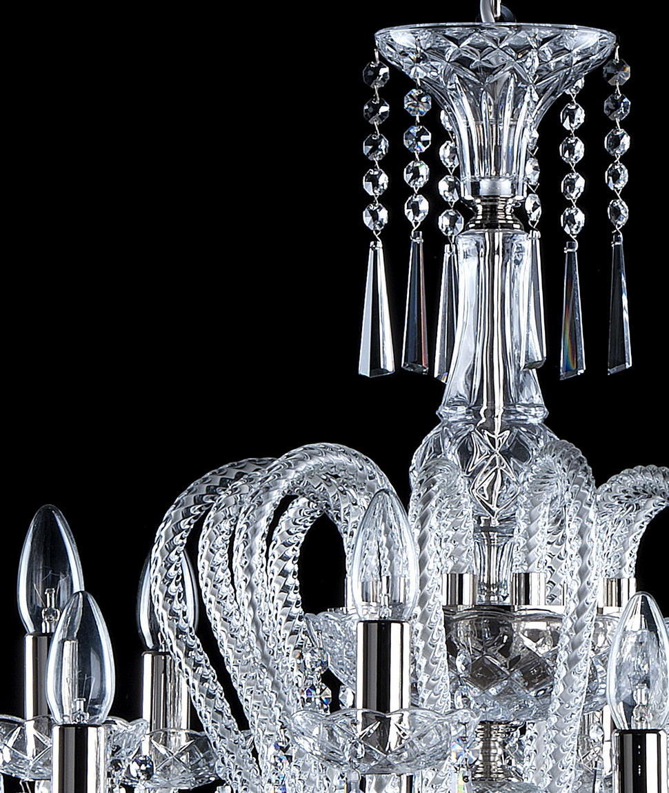 Détail du sommet du lustre, collerette gravée et chaînettes de cristal suspendues