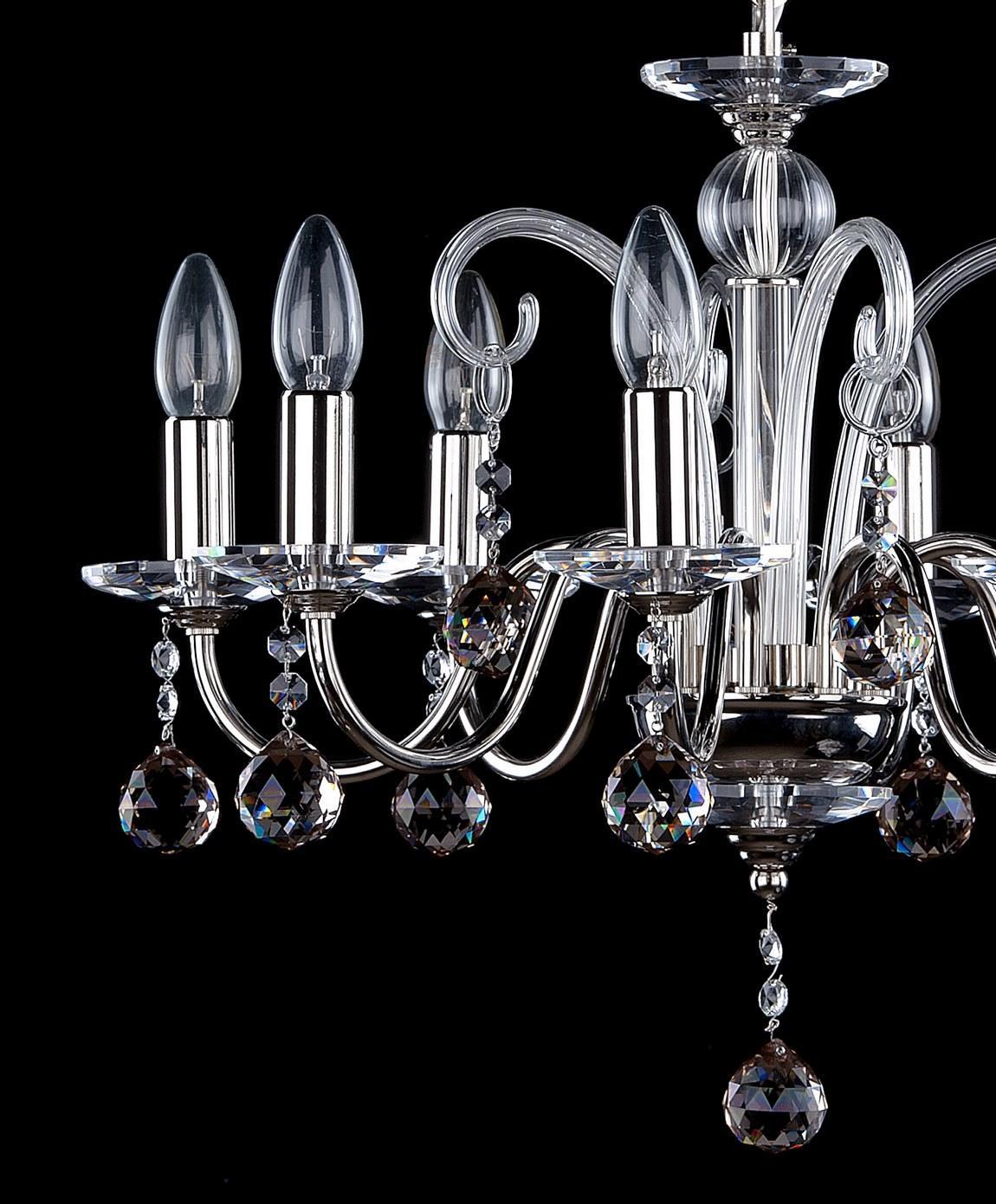 Vue rapprochée des bras courbes, coupelles et boules de cristal taillées