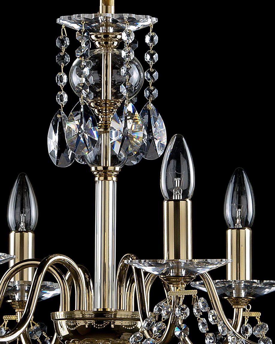 Gros plan sur la colonne centrale ornée d'une boule et de pendentifs cristal