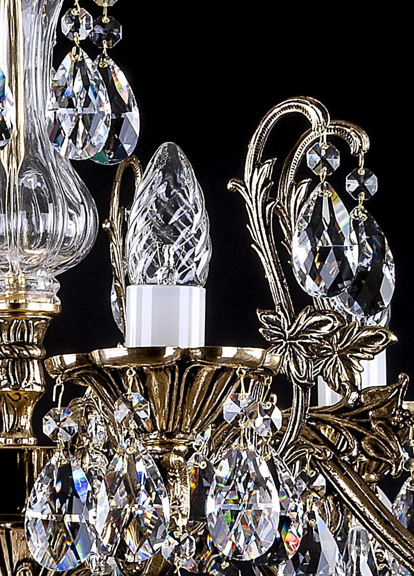 Détail de la finition métal doré, fleur ciselée et pendentif en cristal facetté