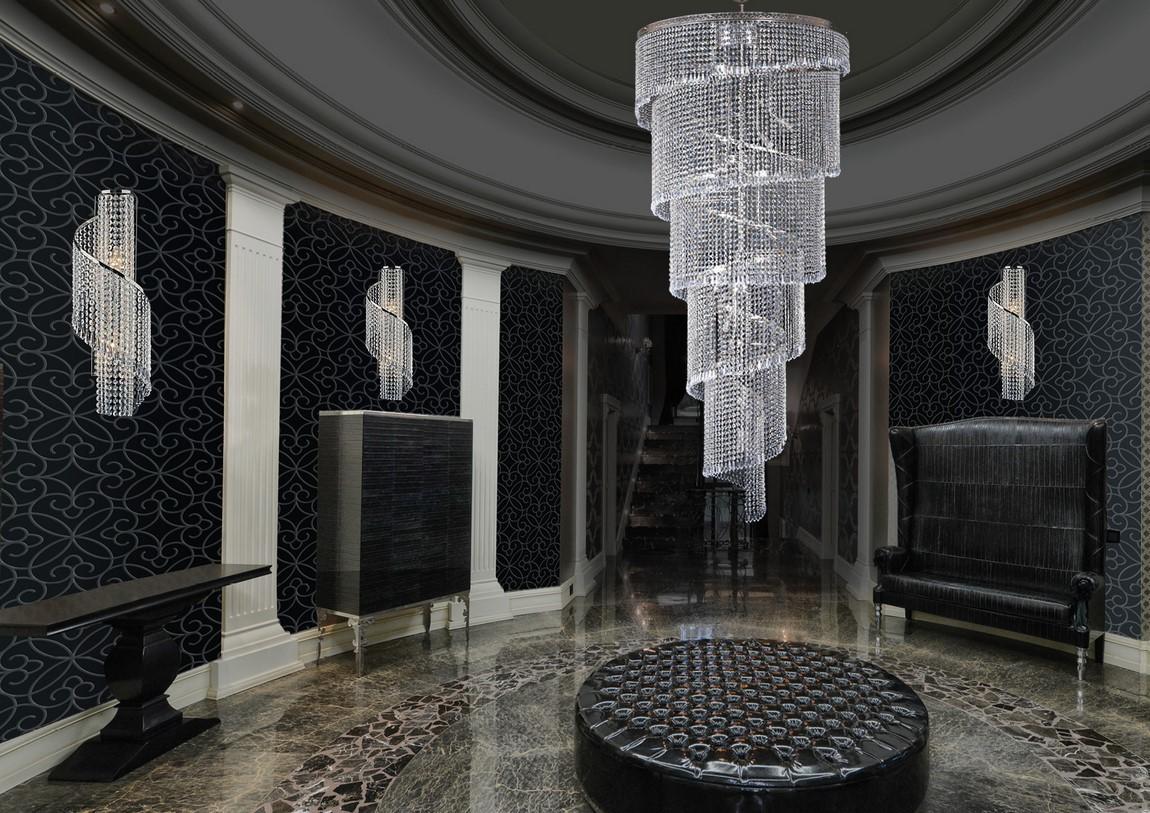 Mise en ambiance dans un hall sombre, appliques murales et grand lustre central